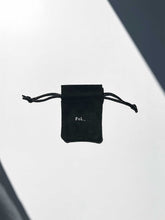 画像をギャラリービューアに読み込む, FoL_エフオーエルジュエリーのオリジナルブラック巾着袋。心地よいタッチのマイクロスウェード生地で作られている。
